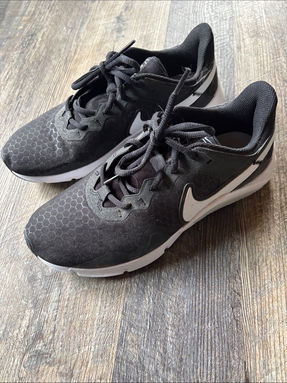 Nike Black and White Women’s  Essential Trainer Sneakers size 8 - 9